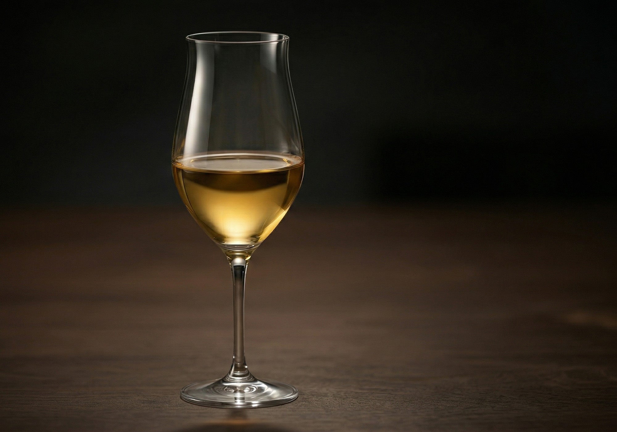 稲花 Pegasus2017 Blue Label 黄金色の熟成純米吟醸が入ったチューリップ型ワイングラス