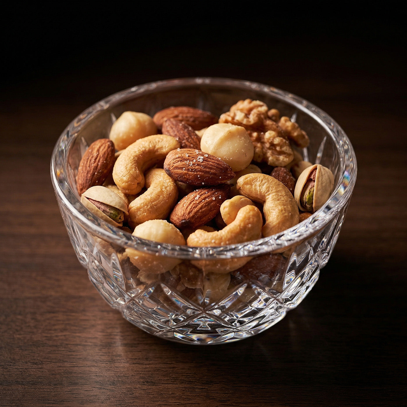 稲花 Pegasus2001 Red Label ペアリング クリスタルガラスの器に盛られたミックスナッツ