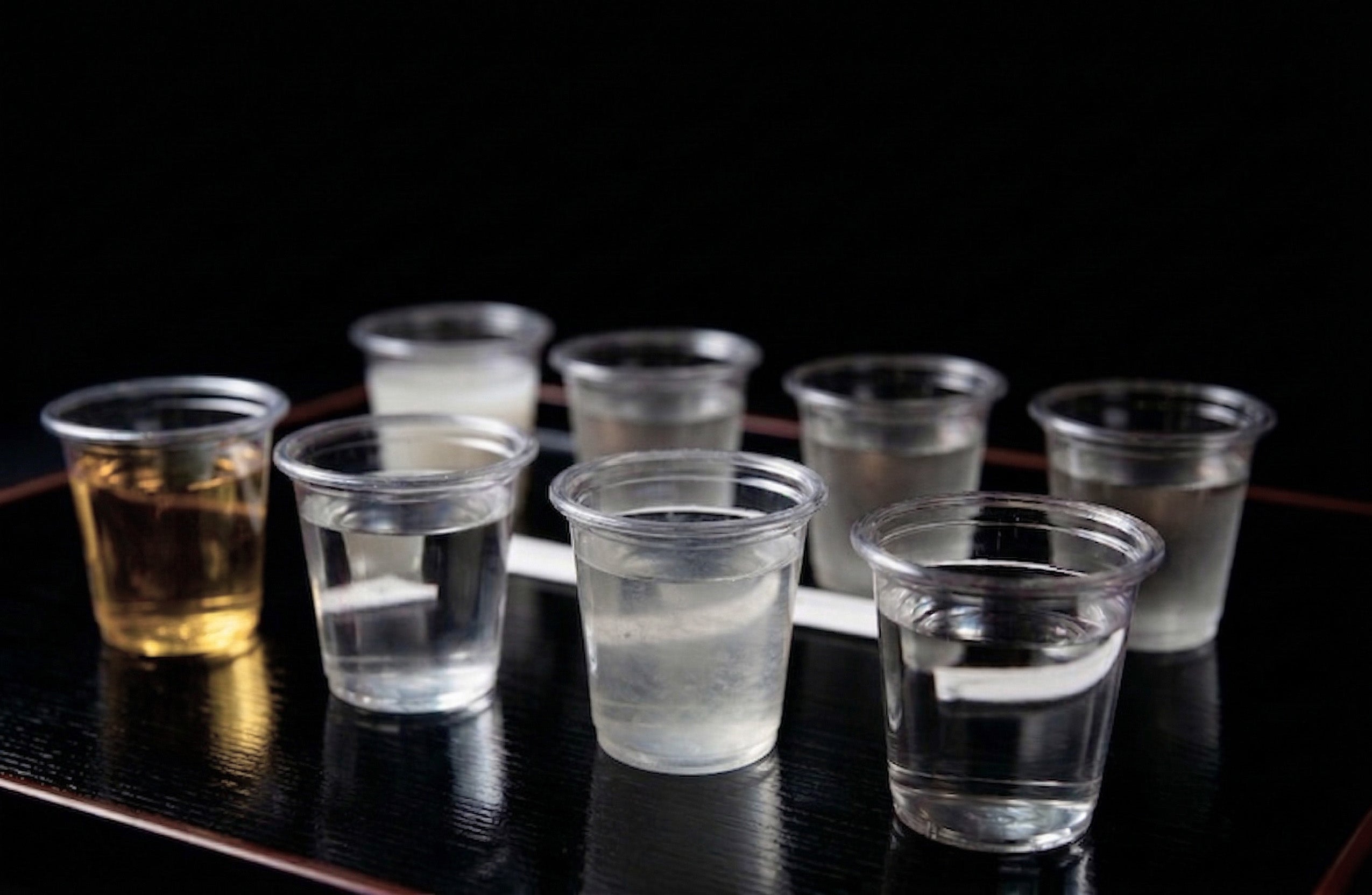 稲花酒造の蔵見学で提供される日本酒の試飲